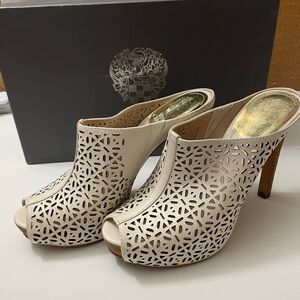 Vince Camuto Cloud Cream Laser-Cut Soft Calf 4.5” Heel Dress Platform Shoes Sz 7